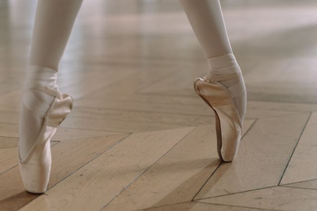 Danse irlandaise en solo : chaussures, rythmes et bras le long du corps Danse irlandaise en solo : chaussures, rythmes et bras le long du corps
