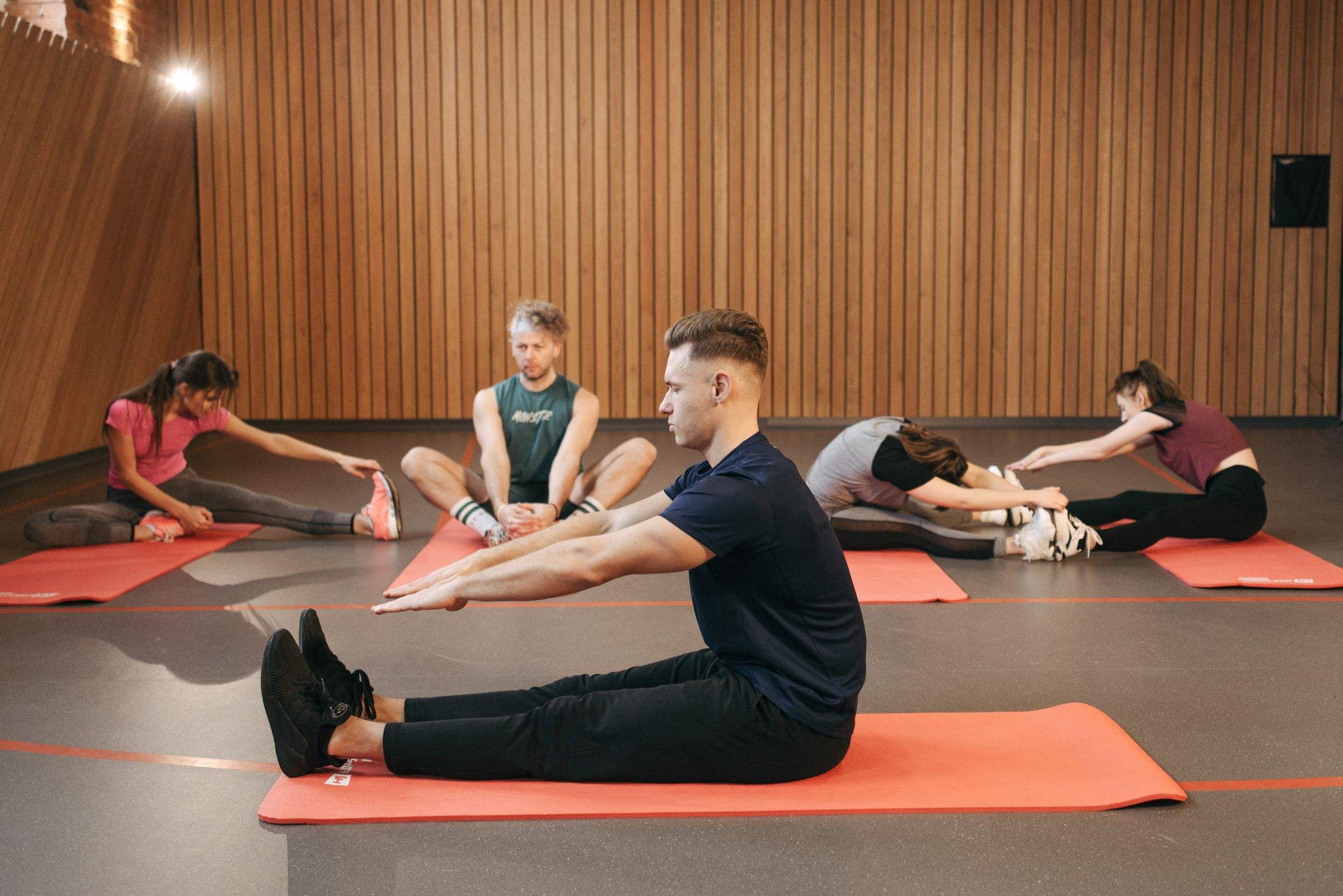 Étirements sur un tapis de fitness