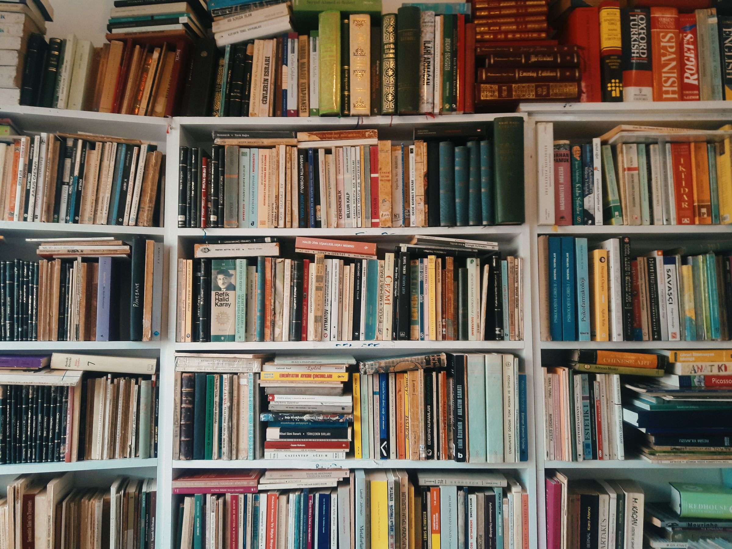 Étagères de livres dans une bibliothèque